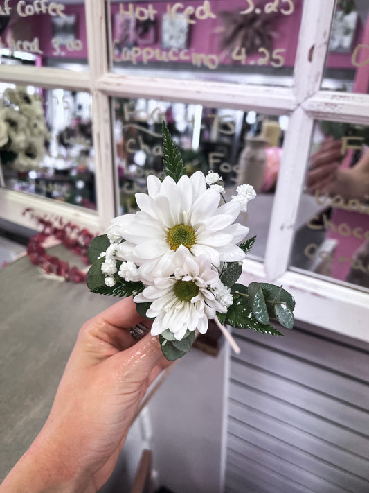 Daisy Wristlet / Boutonniere